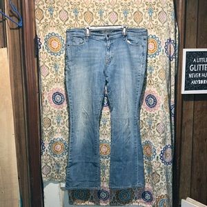 Women’s size 14 Old Navy “ Sweetheart” light wash blue jeans